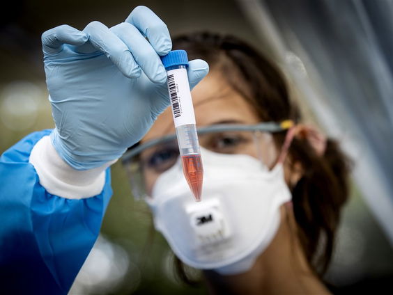 Een neusspray tegen corona? We vroegen een viroloog van het Erasmus MC hoe het zit