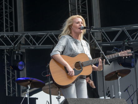 Miss Montreal maakte nieuwe EP 'Again' in Portugal