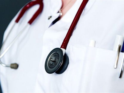 Verpleegkundige worden in medische series weggezet als washulpje. Dr. Felicia legt uit