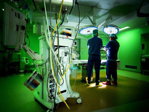 Dr. Felicia voorspelt hartziektes door het lezen van iemands rimpels