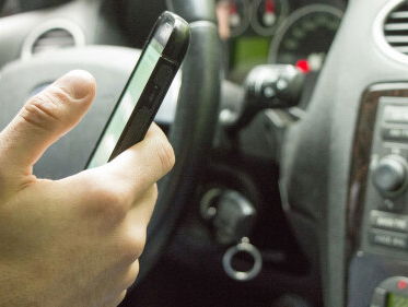 Reclamebureau is op zoek naar campagne tegen appen achter het stuur