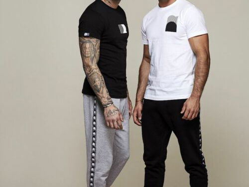 Broertjes Roelvink bellen tijdens meet & greet over hun kledinglijn