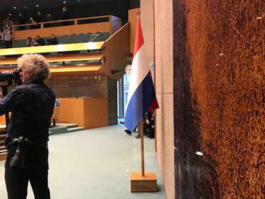Er staat een Nederlandse vlag in de Tweede Kamer