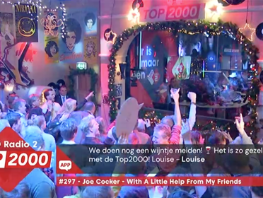 Heel het café doet mee met 'With A Little Help From My Friends'!