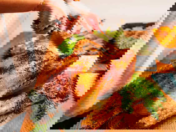 Poelier Geert past zijn kalkoenen aan op de deze bijzondere kerst