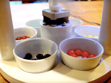 Willem heeft een machine gemaakt om M&M’s te sorteren op kleur