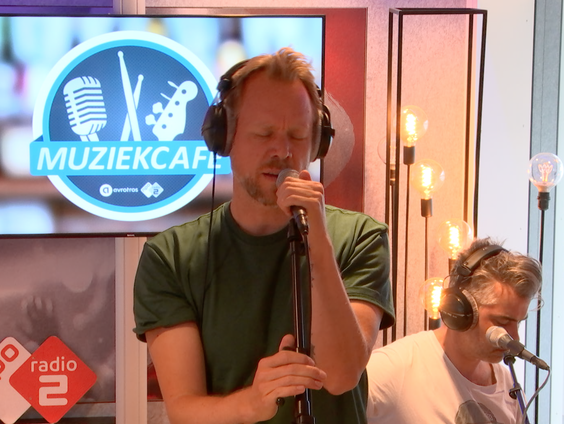 Diggy Dex - 'La Vie Est Belle' live bij Muziekcafé