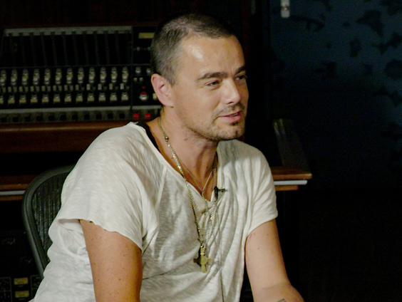 DINAND inspireerde titel nieuwe album op uitgebrande auto in 'Hel van Europa'