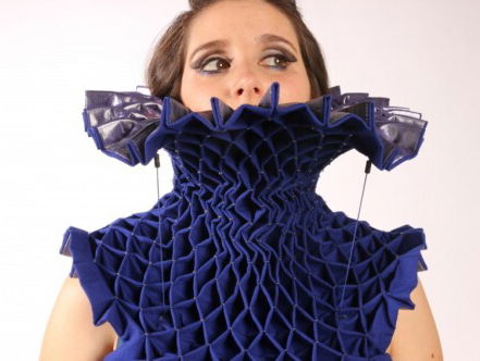 Nachdilemma: Je moet verplicht ongemakkelijke bedrijfskleding aan. Wat doe je?