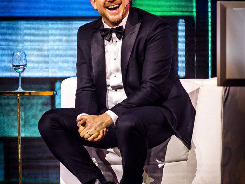 Johnny de Mol praat de aangepaste versie van The Passion aan elkaar