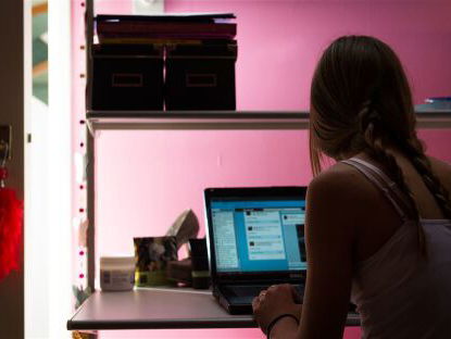 Merel van Groningen: 'Leerlingen chatten op school met pedofielen'