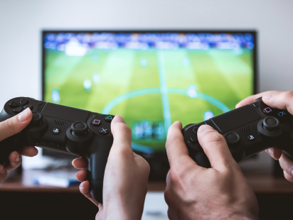 Artiesten spelen (op gepaste afstand) voor verpleeghuizen met de Rock 'n Rollatortour!