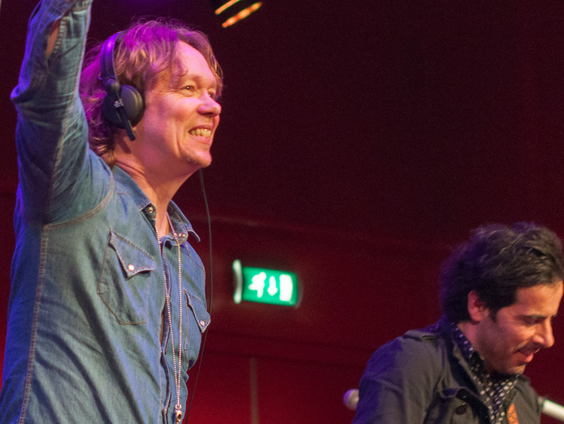 Van Dik Hout heeft een mooie cover gemaakt van 'Seven Bridges Road'