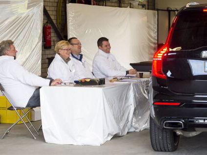 Drive-in Stembureau: rechtsaf om je vuil te storten en links om te stemmen