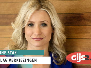 Dionne Stax presenteert de verkiezingsavond