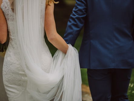 Het is echt waar! Toeristen en Amsterdammers stappen in het huwelijksbootje