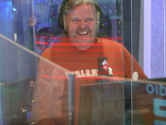 Ook het nieuws heeft de kerstsfeer te pakken, misschien wel iets te veel