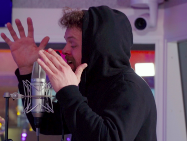 Zingen van 'Soldier On' werkt helend voor Marcel van DI-RECT