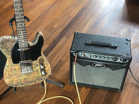 Marjolein heeft 500(!) potloden voor Viktors stempotlodengitaar