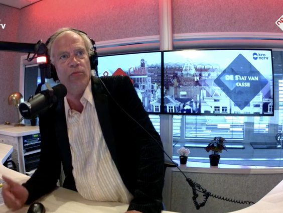 Tim, Stefan en Ramon Brugman nemen hun actieplan door