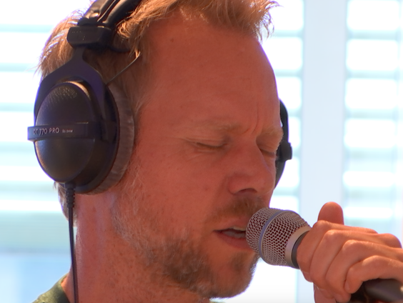 Diggy Dex - 'Treur Niet' live bij Muziekcafé