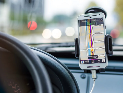 Georgina Byciclina checkt het gevaar van appen achter het stuur