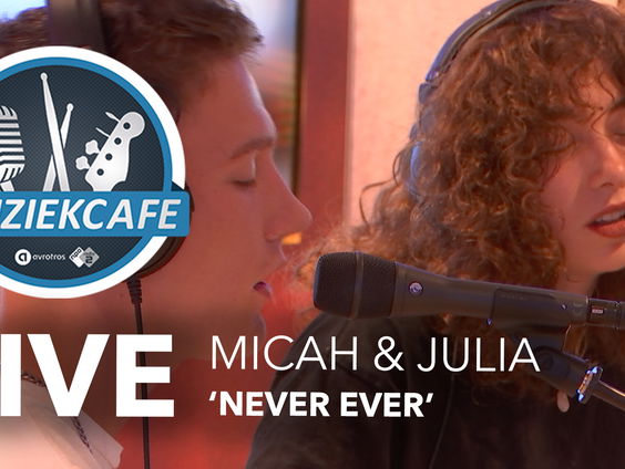 Micah & Julia - 'Never Ever' live bij Muziekcafé