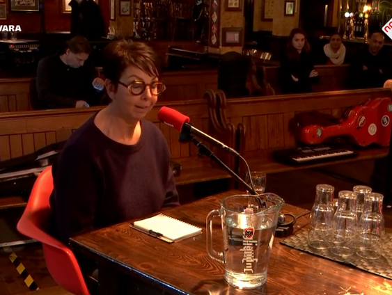 Jacqueline Kerkhof legt het belang uit van klankkasten met een Zuid-Nederlandse tongval