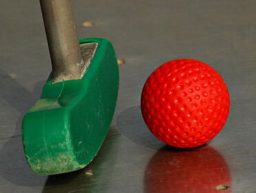 Djuri wil het wereldrecord naakt minigolfen verbeteren