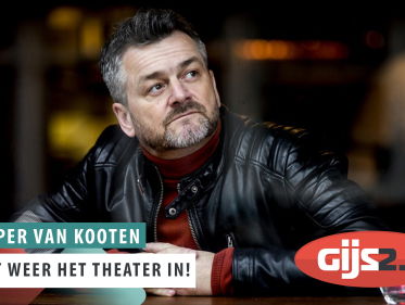 Kasper van Kooten staat in het theater met 'Speeltijd'