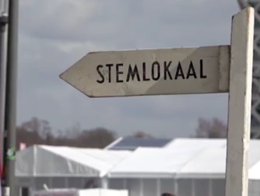 Vrijwilliger Bert heeft het stembureau in de basisschool in Woerden bijna gereed