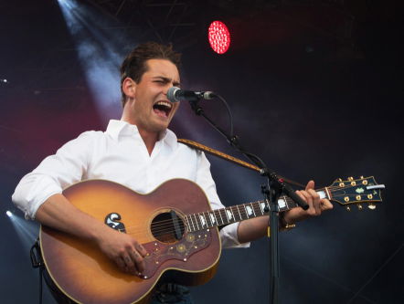 Zanger Douwe Bob wordt tv-presentator