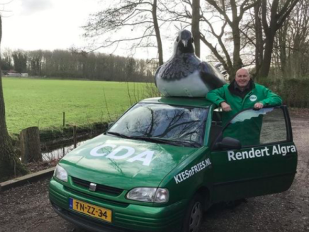Regionaal politicus Rendert Algra heeft een enorme kievit op zijn auto