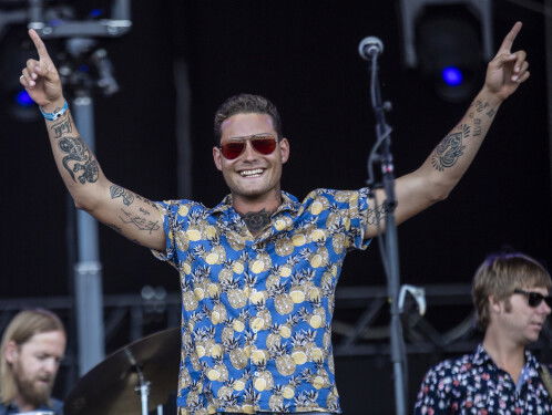 Douwe Bob gaf een fanatisch optreden incl. live verslag van het WK voetbal