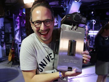 Frank krijgt De Vetste Collega Award: een unieke frietpan