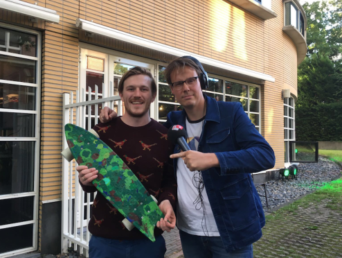 Henk op skateboard van flessendopjes