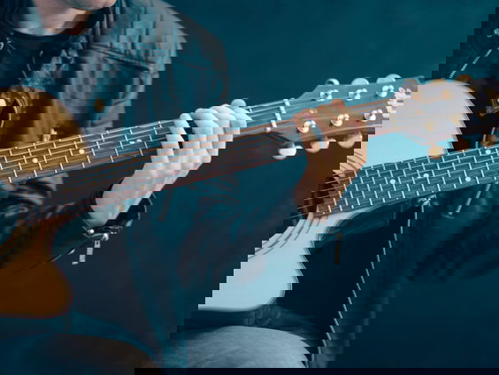 Hoe sportinstructeur Tim hoop bracht met zijn gitaar