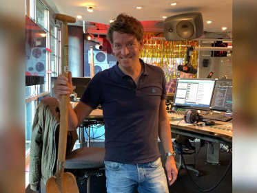 Jan-Willem graaft zijn onderbroek op voor de 'Soil Your Undies Challenge'