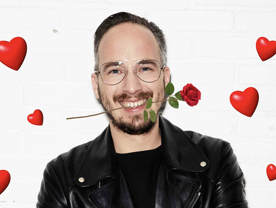 Willie verrast zijn liefje Linda met een prachtige bos bloemen