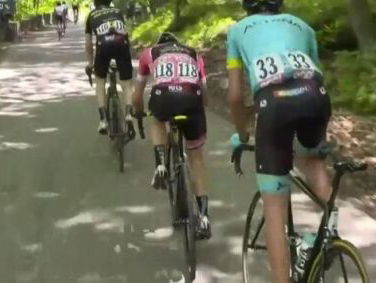 Achterop uit het Giro Peloton : Simon Yates