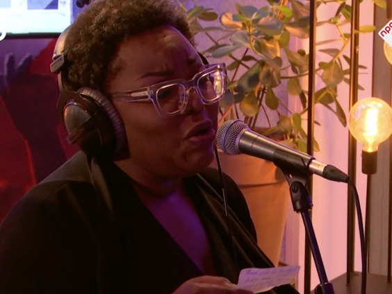 Michelle David zingt openingstune van Thank God It's Sunday live!