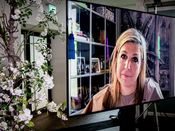 Máxima kleedt zich naar haar omgeving