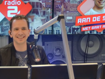 Bart bouwt nummer laagje voor laagje op