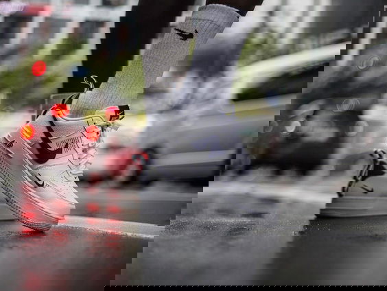 Afgetrapte sneakers voor minimaal €150.000 onder de hamer?!