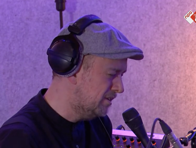 a balladeer in de Kerstshow met Henk en Leo