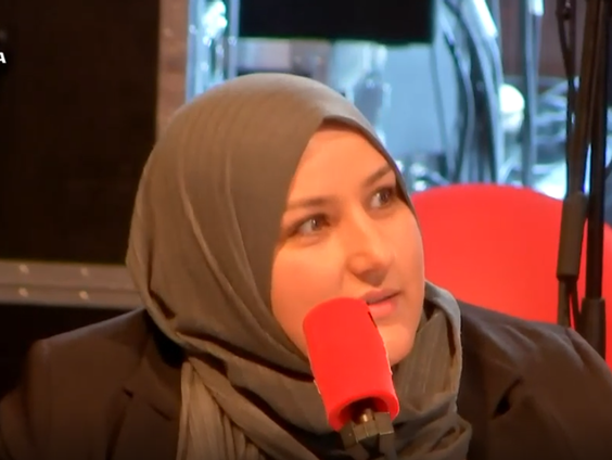 Nora Akachar laat zich door niks en niemand van het podium afhouden