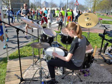 Jessie moedigt de marathonlopers aan met haar drumstel