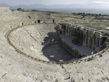 De briljante akoestiek in Griekse amfitheaters is rijkelijk overdreven