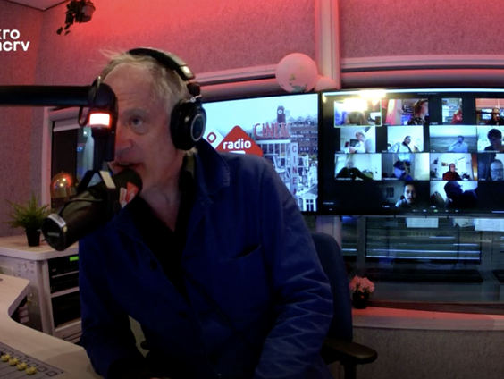 We bellen met John Buijsman die een liedje speelt op zijn ukulele