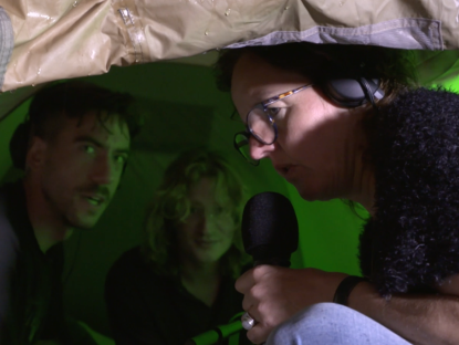 Ontroerend mooie poëzie vanuit een romantisch en piepklein tentje in de regen!